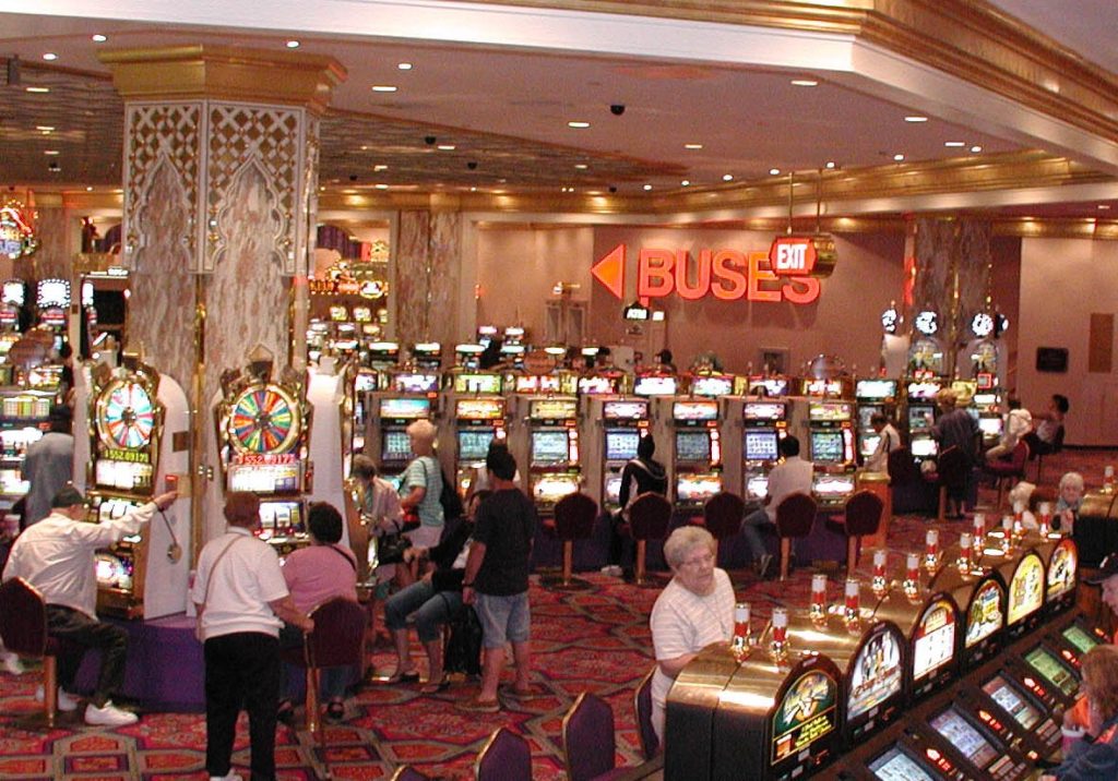 Advantages of Playing Situs Slot Online